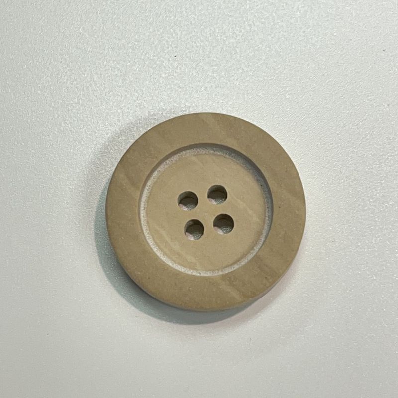 Beige knapp med høy kant 20 mm